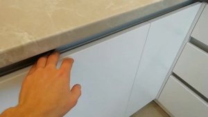 Обзор небольшой кухни на заказ. Глянцевые фасады.
