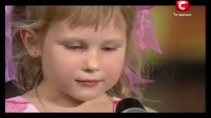 Маленькая девочка рассказывает стииииих