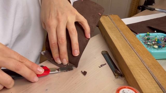 Первый опыт - шью из кожи руками. Чехол для очков из кожи АСМР. смотреть онлайн