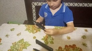 Ребенок разберает и собирает пистолет Макарова
