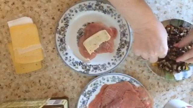 Рулетики из свинины с грибами ? смотреть онлайн