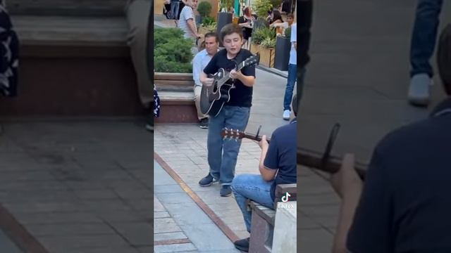 Dava МАЛЬЧИК ПОЕТ НА УЛИЦЕ смотреть онлайн