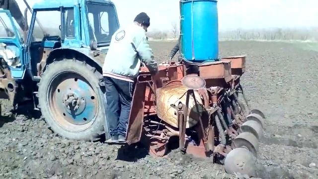 сажаем картошку навесной сажалкой
