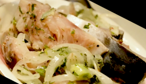 Скумбрия маринованная, кусочки филе с луком и зеленью.