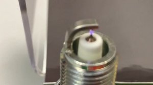 Сравнение искры на иридиевой свече зажигания и многоэлектродной никелевой.