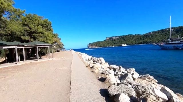 Кемер в октябре. Центральная площадь и песчаный пляж Кемера. Kemer in October. The central square..