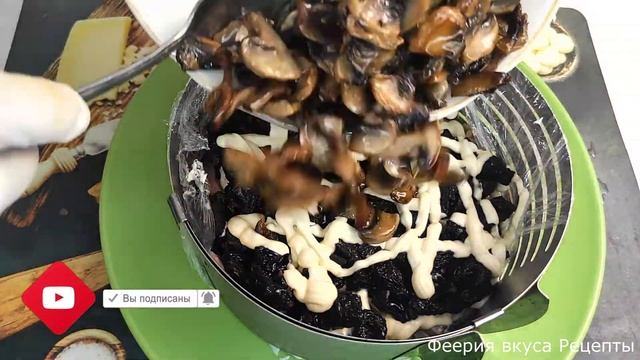 Салат Фиалка с копченой курицей и корейской морковкой