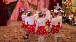 Танец: "Мама" с лентами.