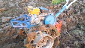 Вспашка земли плугом мотоблок "Нева"