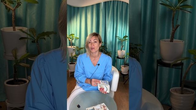 Вспоминает ли он меня перед сном? Таро прогноз дня - онлайн.#shots  #магиятаро #гаданиетаро