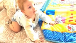 Как малышам отсасывать сопли, Ян развивается в кроватке.