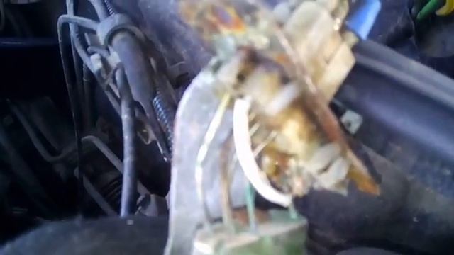 Старый резистор меняю на новый печки отопления на Опель Астра f.mp4 смотреть онлайн