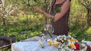 «Секреты создания композиции из сезонных цветов в вазе с широким горлом»