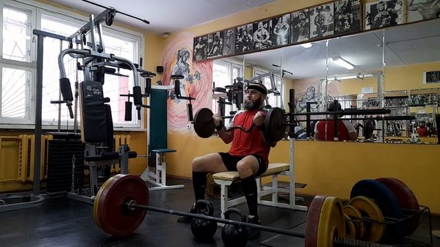 Бицепс со штангой сидя