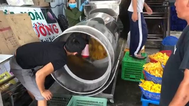 Производство дешёвого "сушёного" манго нередко выглядит примерно так...