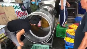 Производство дешёвого "сушёного" манго нередко выглядит примерно так...