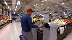 Обед бомжа в Финляндии за 5$. Как едят бедные русские.
