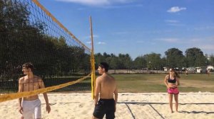 Веселый пляжный волейбол в Парке Горького