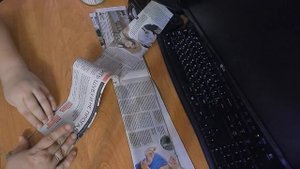 Как быстро крутить газетные трубочки. ШУРУПОВЁРТ - Плетение из газетых трубочек