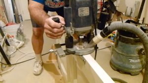 Как врезать замок в дверь?