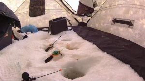 Зимняя рыбалка в палатке с комфортом.