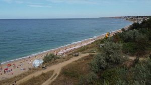 Полупустой пляж Учкуевка в Севастополе : Черное Море с высоты птичьего полета