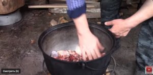 жарим говядину на кости и свинину в одном чане на открытом огне.
https://www.youtube.com/watch?v=VrA