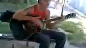 Вован играет на гитаре и поет. Угар