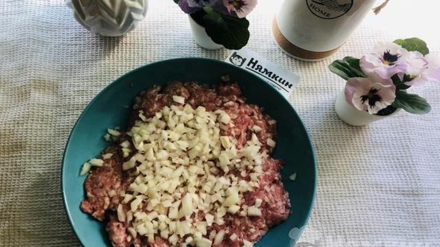 Картофельная запеканка с мясным фаршем, сыром и сметаной