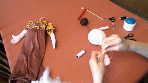Как сделать куклу-пакетницу.