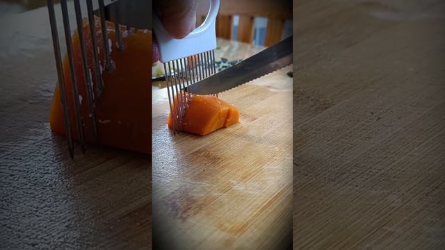 Как быстро нарезать морковь и не замарать руки