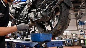 BMW R 1300 GS Oil change in rear angular gearbox