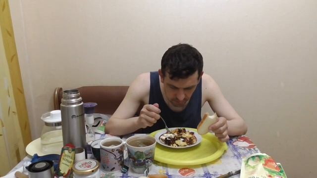 ОБЖОР НА ЯИЧНИЦУ С ЖАРЕНЫМ ЛУКОМ КОЛБАСОЙ И С МАЙОНЕЗОМ РЯБА