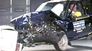 1998 Honda CR-V moderate overlap IIHS crash test