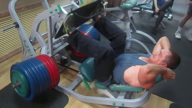 Жим ногами в пресс-машине 410 кг. на 12 раз смотреть онлайн