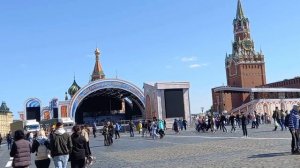 Красная площадь и женщины в красном....