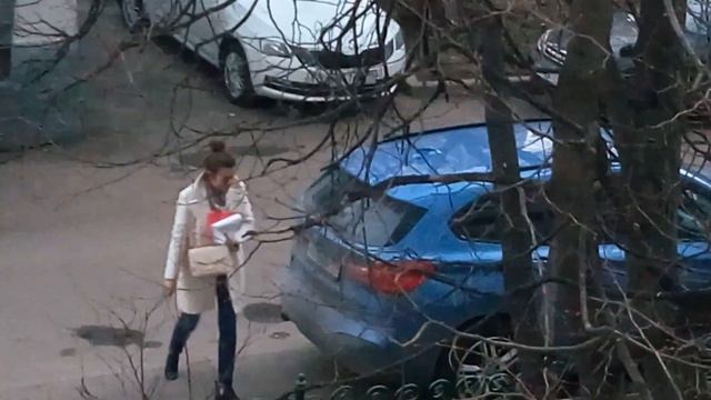 Стоянка парковка на тротуаре во дворе смотреть онлайн