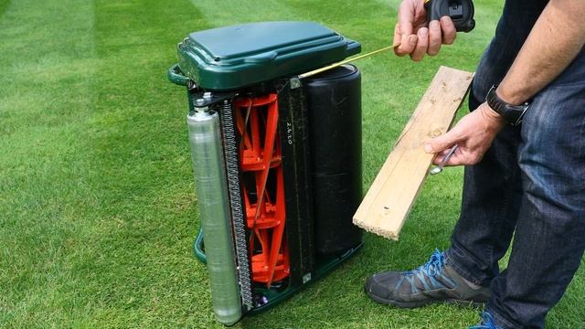 Adjusting The Grass Rake on The Allett Liberty 43/Kensington Cylinder Lawn Mowers (4K) смотреть онлайн