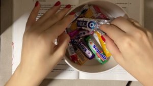 АСМР КОНФЕТКА ЖВАЧКА | ЛИСТАЕМ КНИГУ | ASMR ЧАВКАНЬЕ ШЁПОТ