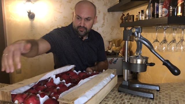 Механическая соковыжималка и гранатовый сок. Пресс для отжима сока