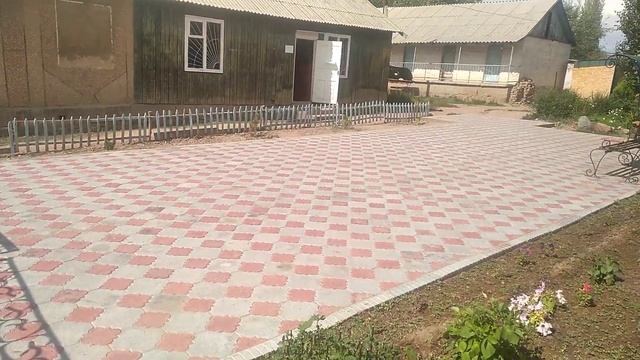 Жумгал райондук оорукананын алдына брусчатка төшөлдү. Демөөрчү Нурбек Сыдыгалиев.. смотреть онлайн