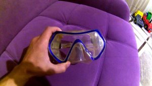 Нашел под водой маску маску