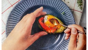 Авокадо, запеченное с Лососем и яйцом - сытный и полезный завтрак