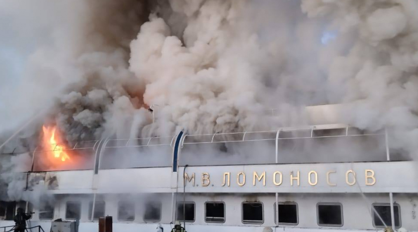 Находящийся на ремонте теплоход «Ломоносов» загорелся в Архангельске