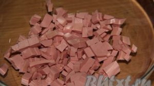 Лаваш с колбасой, сыром и помидорами на сковороде