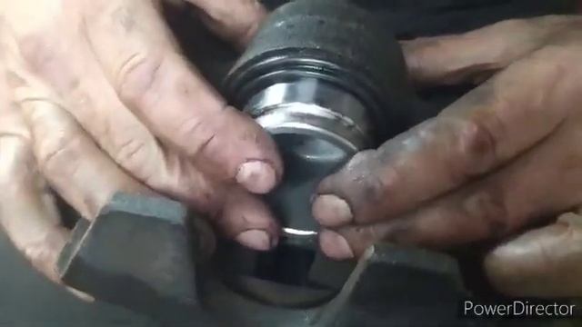 Бюджетная замена поршня переднего тормозного суппорта.
