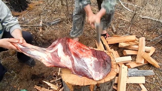 Жарим лепёшки на таборе и готовим шашлык из дикого мяса | День отдыха после тяжёлой работы на пожар смотреть онлайн