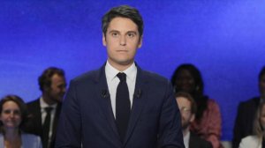 Премьер-министра Франции Габриэль Атталь подал в отставку