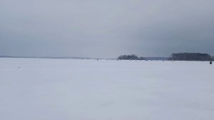 Зимняя рыбалка в глухозимье на Минском море. Поклёвки плотвы крупным планом на поплавок.