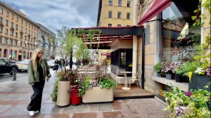 Завтракаем в кафе "MarketPlace" на Невском проспекте с видом на Казанский собор. Санкт-Петербург.